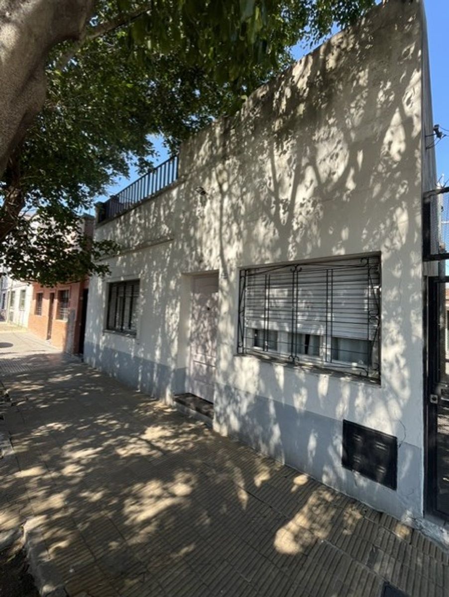 PH 3 AMBIENTES AL FRENTE CON PATIO CUBIERTO , y TERRAZA CON CUARTO - SANTOS LUGARES - 1