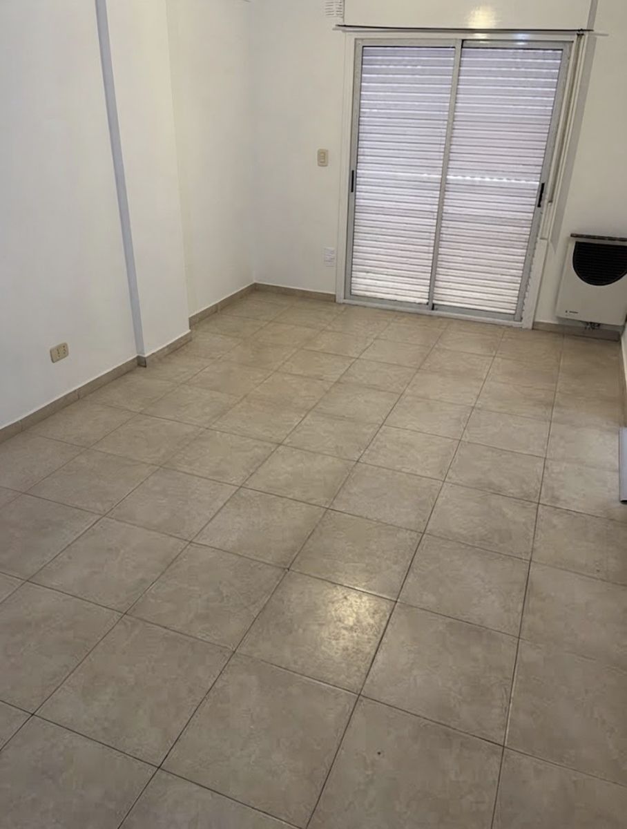 DEPARTAMENTO 2 AMBIENTES 4TO PISO CON BALCON - CENTRO SANTOS LUGARES — foto 2