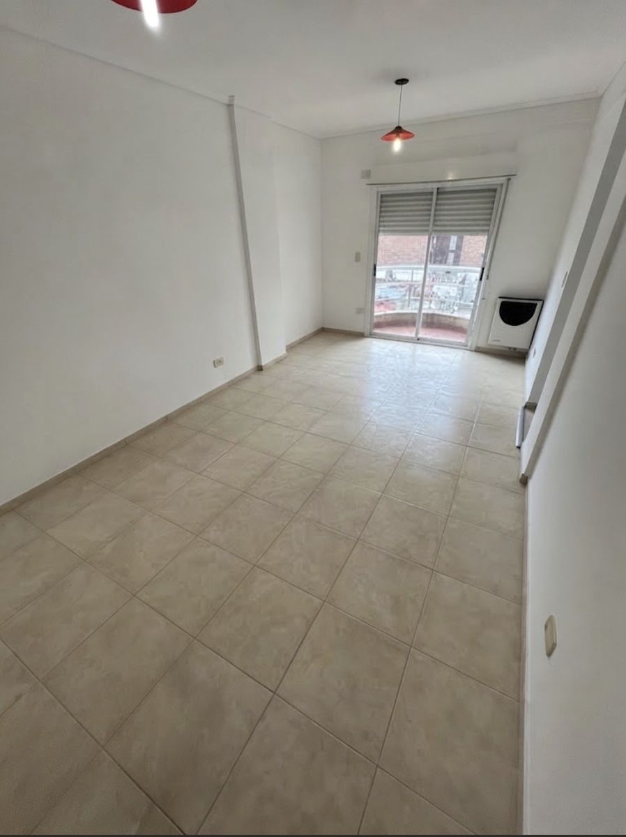 DEPARTAMENTO 2 AMBIENTES 4TO PISO CON BALCON - CENTRO SANTOS LUGARES — foto 3