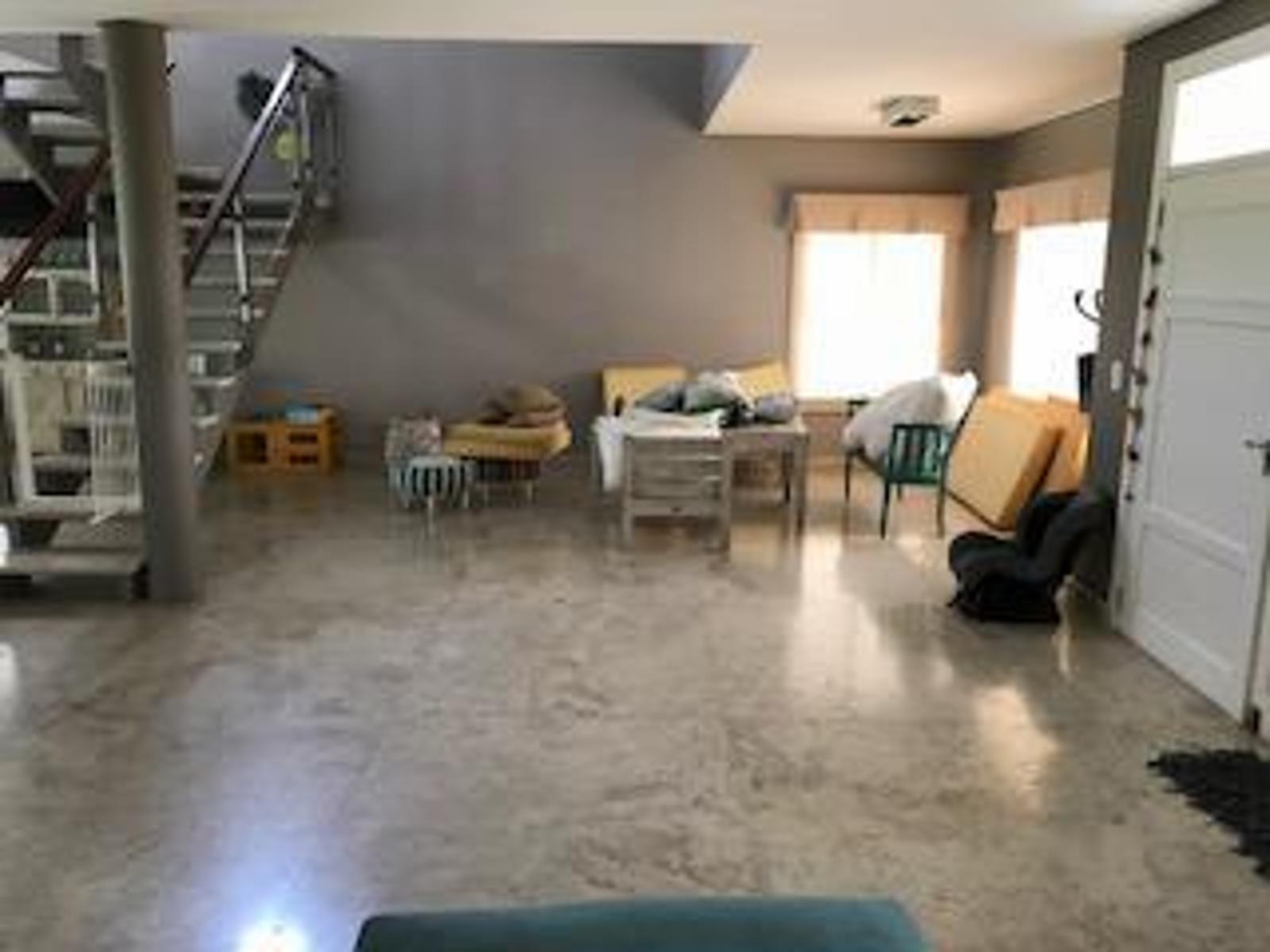 EXCELENTE PROPIEDAD EN ZONA EXCLUSIVA DE BANFIELD OESTE. — foto 2
