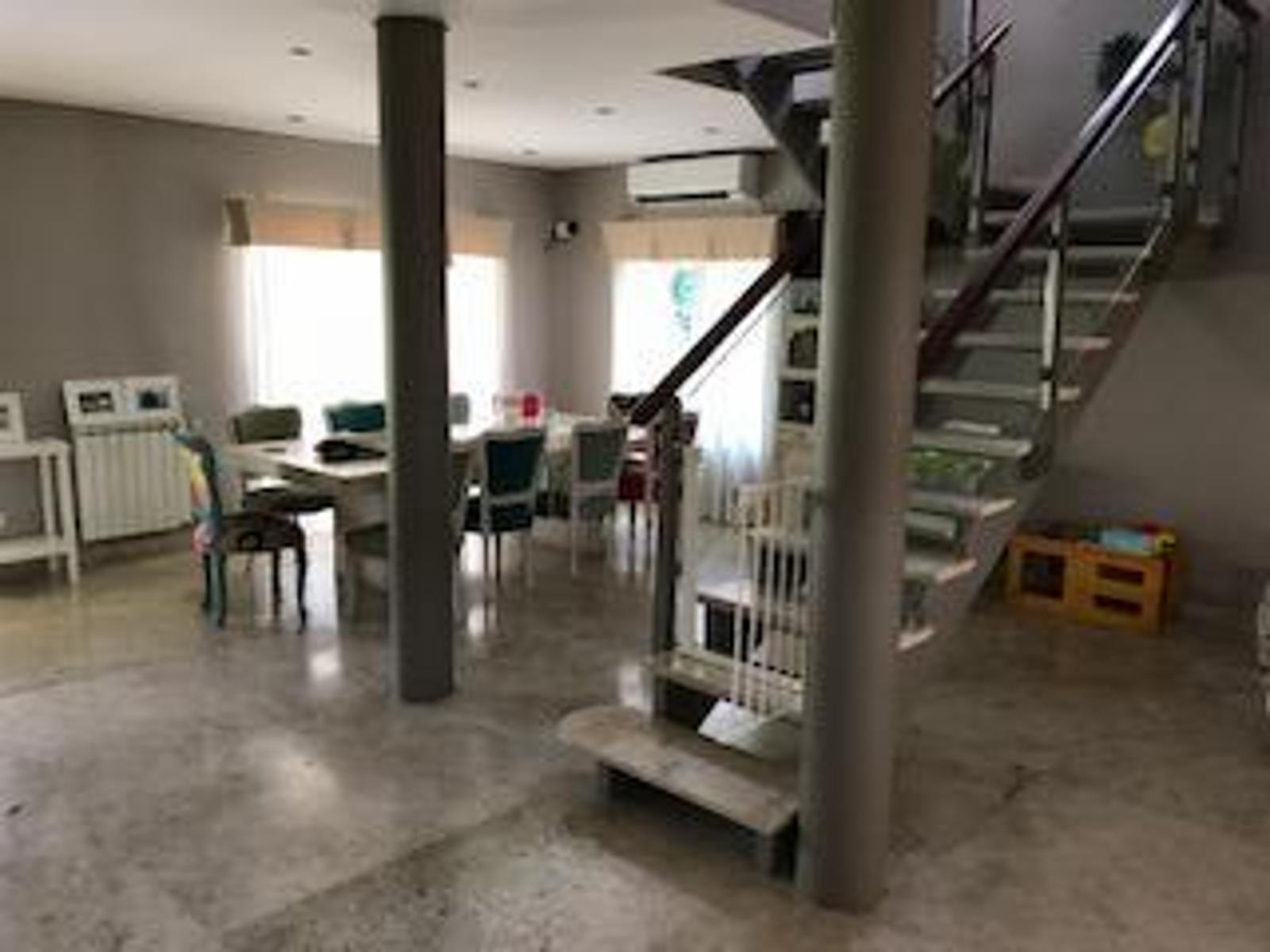 EXCELENTE PROPIEDAD EN ZONA EXCLUSIVA DE BANFIELD OESTE. — foto 3