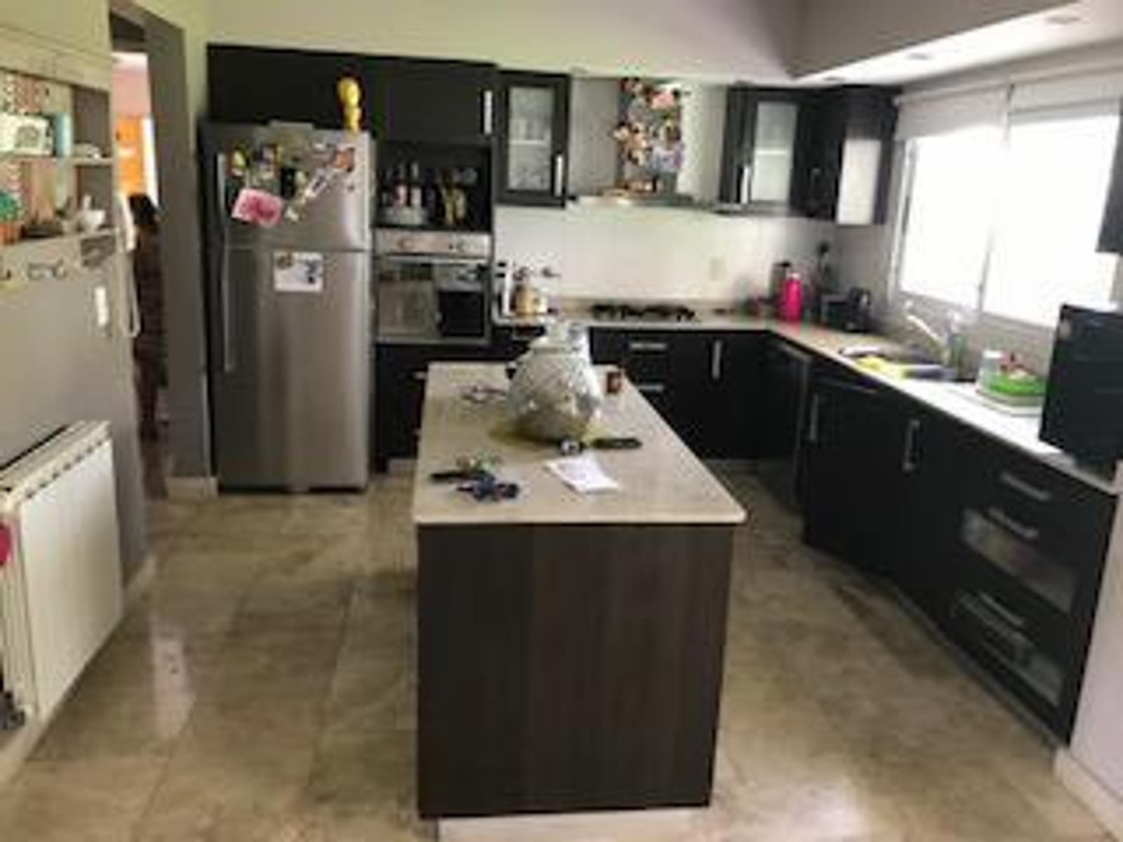 EXCELENTE PROPIEDAD EN ZONA EXCLUSIVA DE BANFIELD OESTE. — foto 4