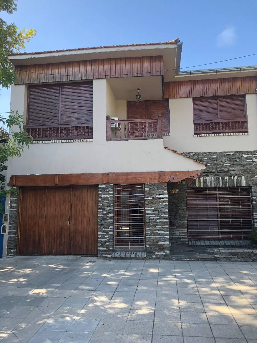 HERMOSA CASA EN BANFIELD.
