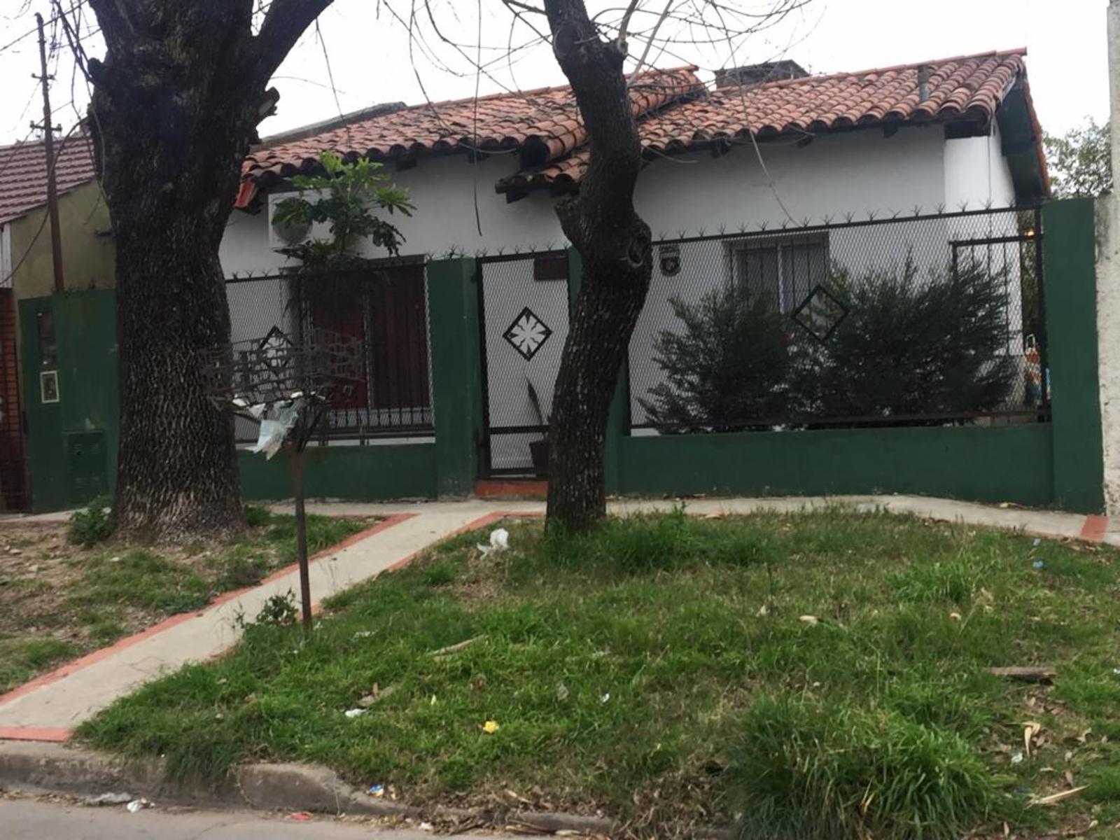 CASA DE 3 AMBIENTES EN BANFIELD — foto 2