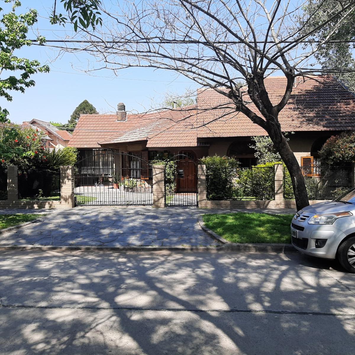 CASA DE 5 AMBIENTE CON PILETA