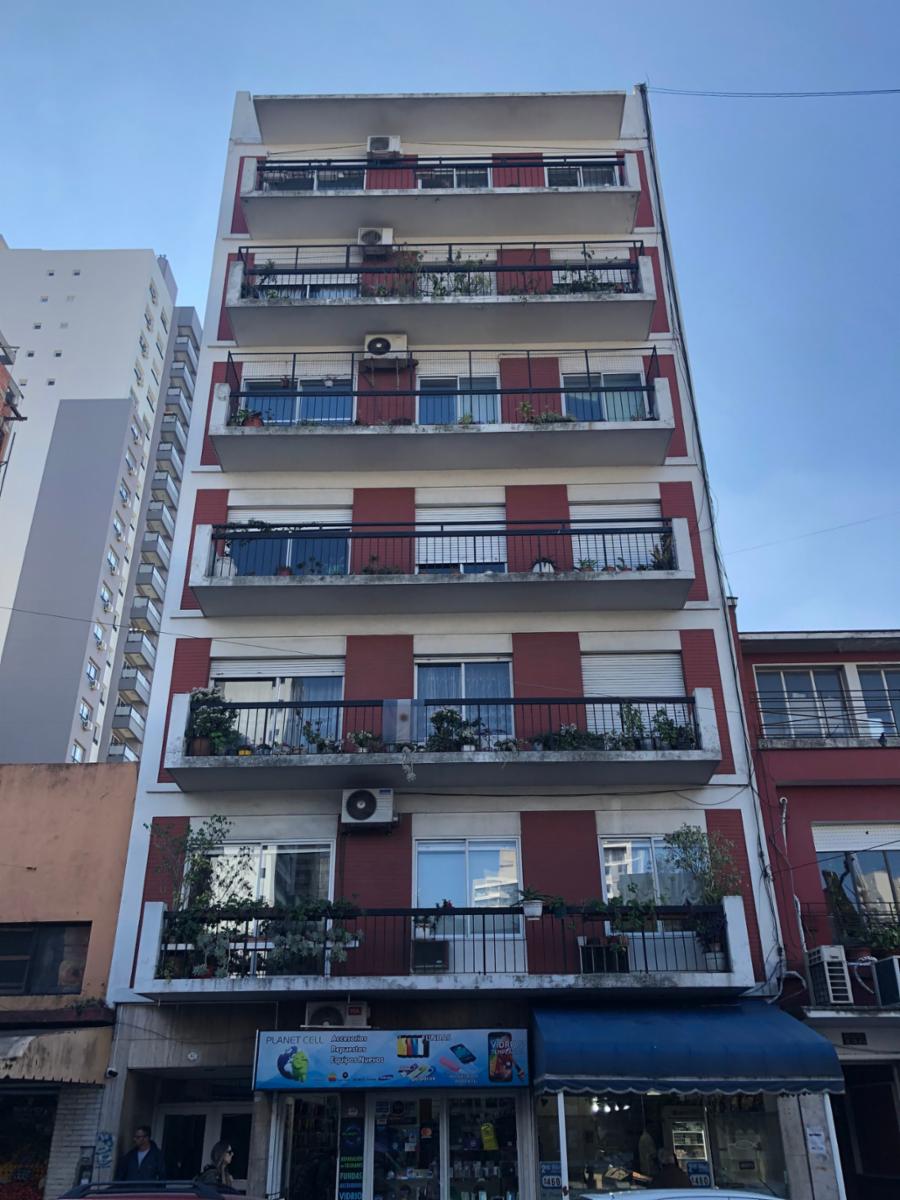 DEPTO. 4 AMB. C/ PATIO EN BANFIELD