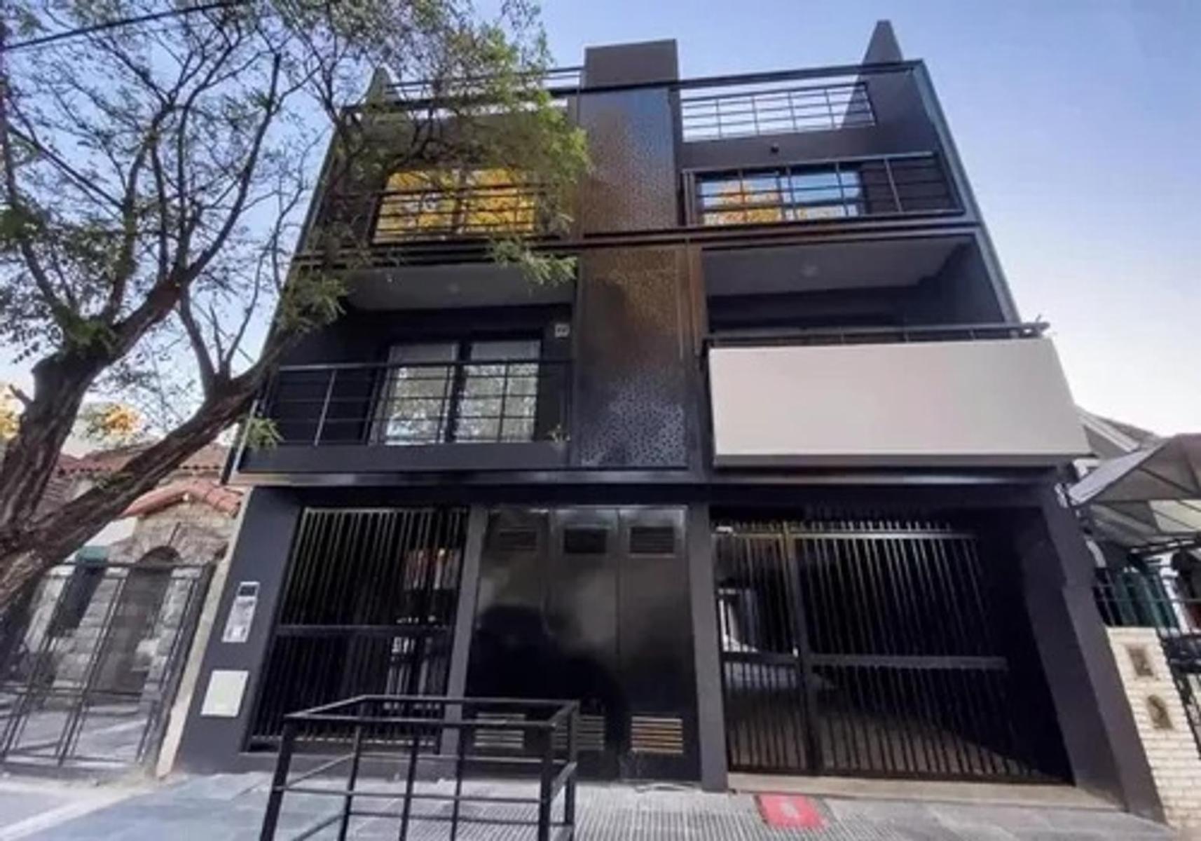 Venta de Monoambente con Patio y Cochera en Banfield.
