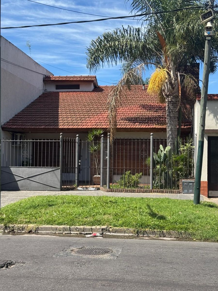 Venta Casa 3 Ambientes con Quincho y Jardín. Apta crédito. NUEVAS CONDICIONES — foto 2