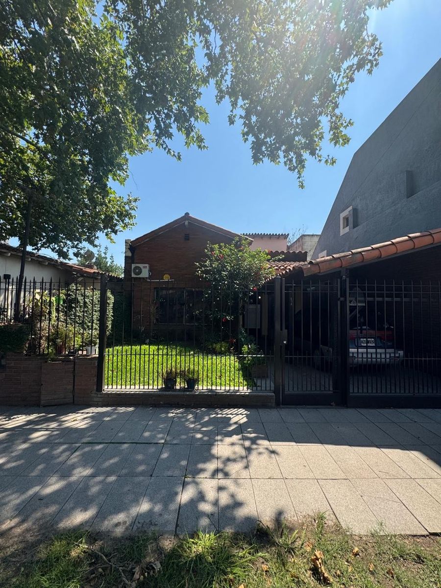 Venta Casa 5 Ambientes con Patio y Garaje en Temperley.
