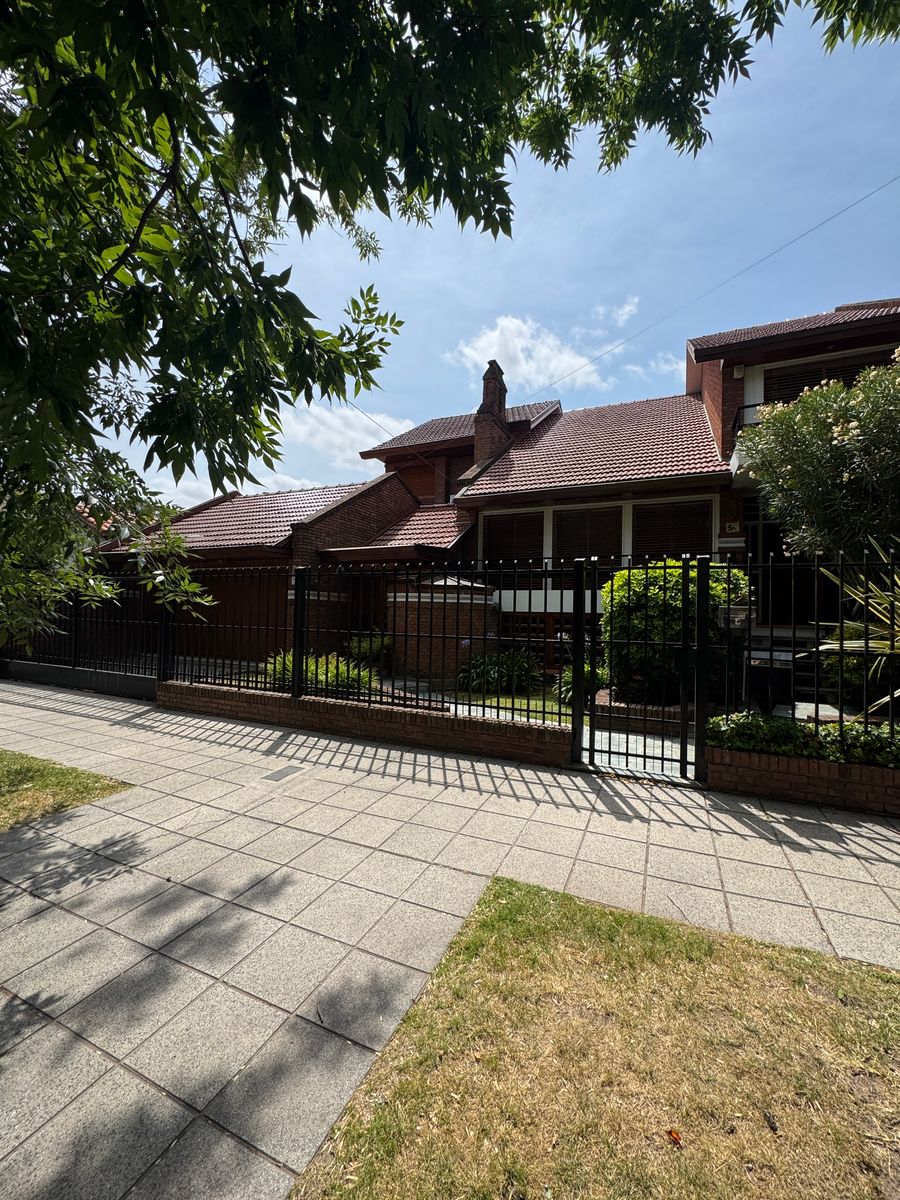 Venta casa en Banfield con 4 dormitorios.