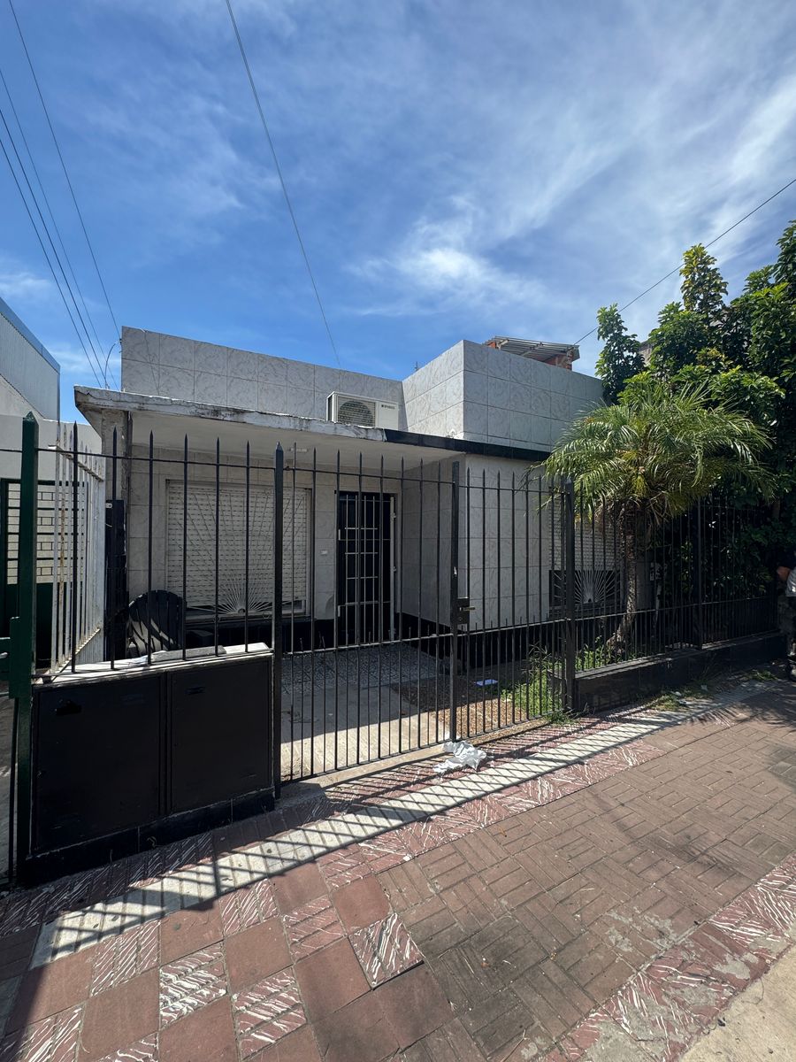 Alquiler Uso Profesional Casa de 3 Ambientes con Patio en Banfield. - 1