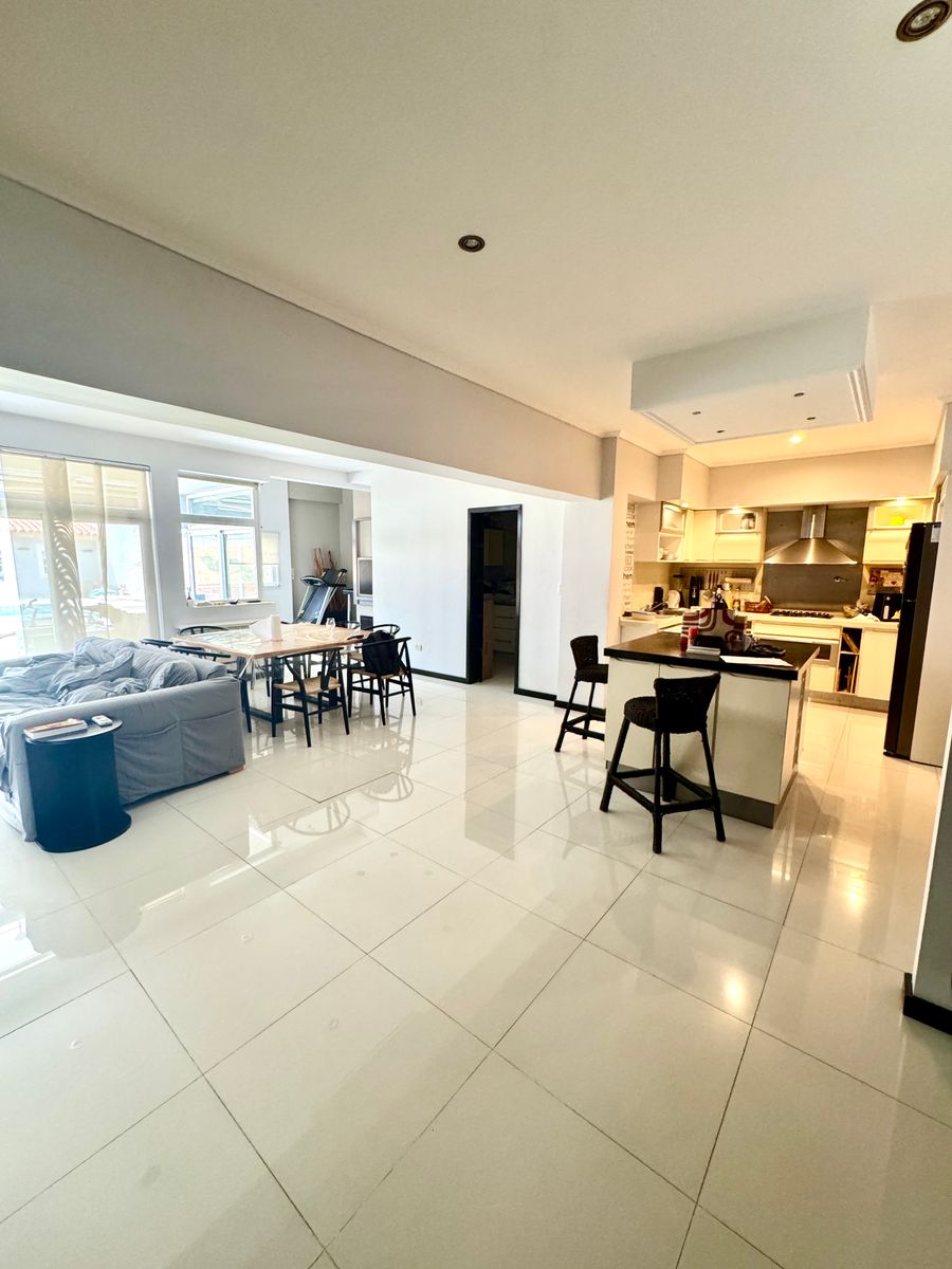 Hermosa Casa en Temperley. — foto 14