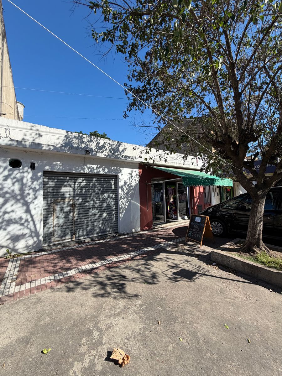 Casa con dos locales comerciales. - 2