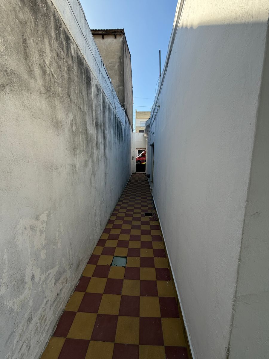 Casa con dos locales comerciales. - 7