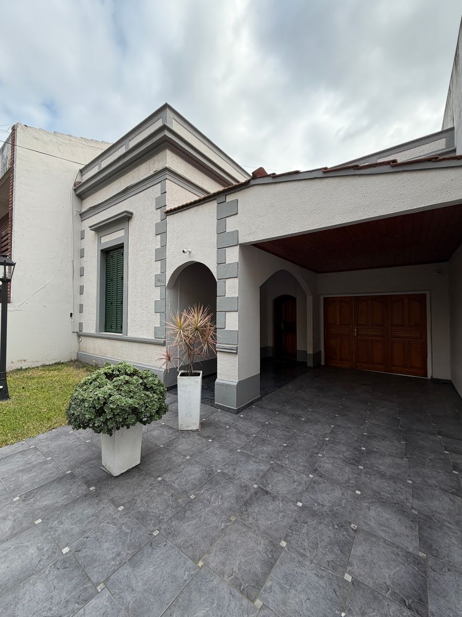 Casa en Excelente Ubicación en Banfield Oeste. - 3