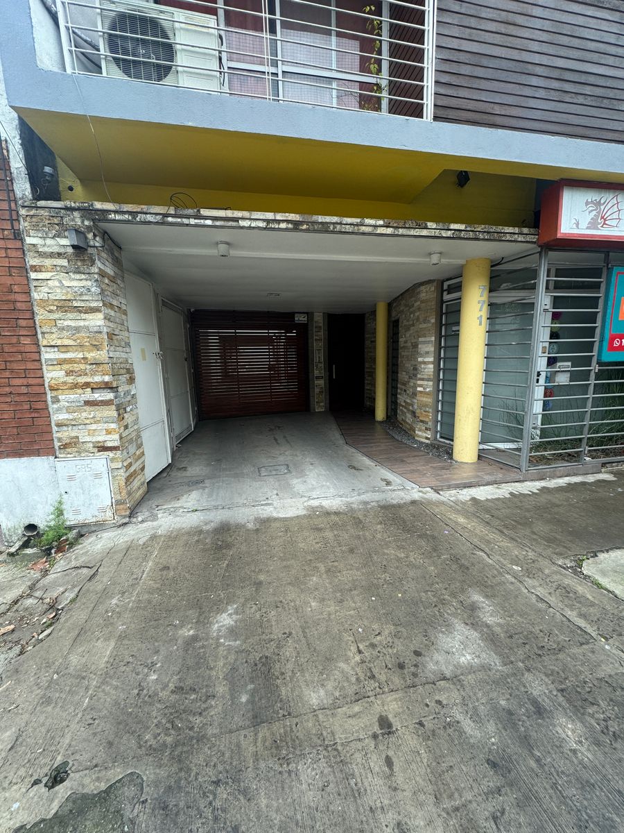 DEPARTAMENTO DE 2 AMB. CON COCHERA CUB. EN LOMAS DE ZAMORA. - 2