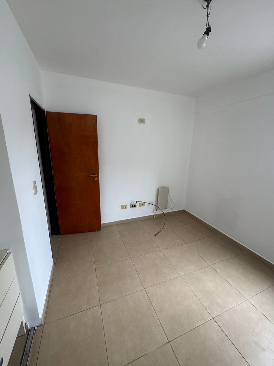 DEPARTAMENTO DE 2 AMB. CON COCHERA CUB. EN LOMAS DE ZAMORA. - 24