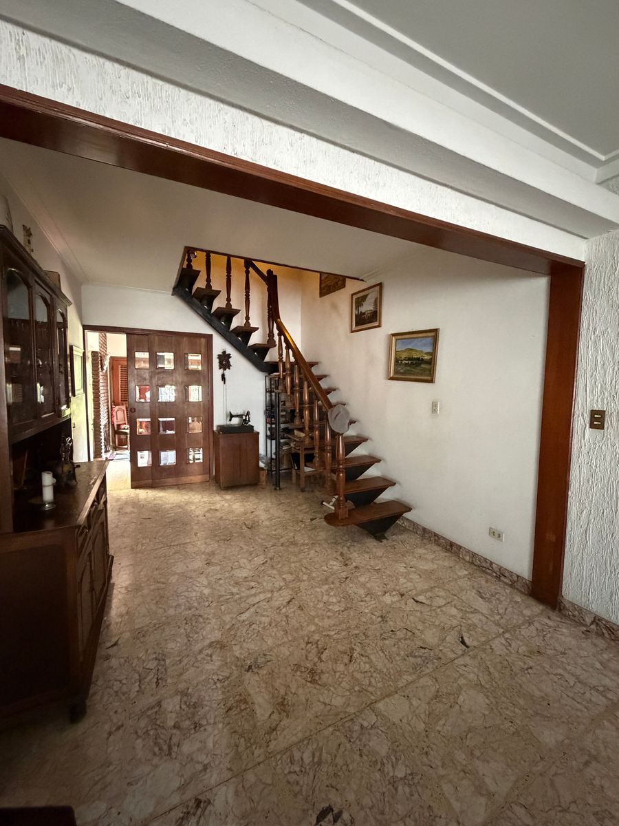 ¡La Casa Que Tu Familia Estaba Buscando en Banfield - 2