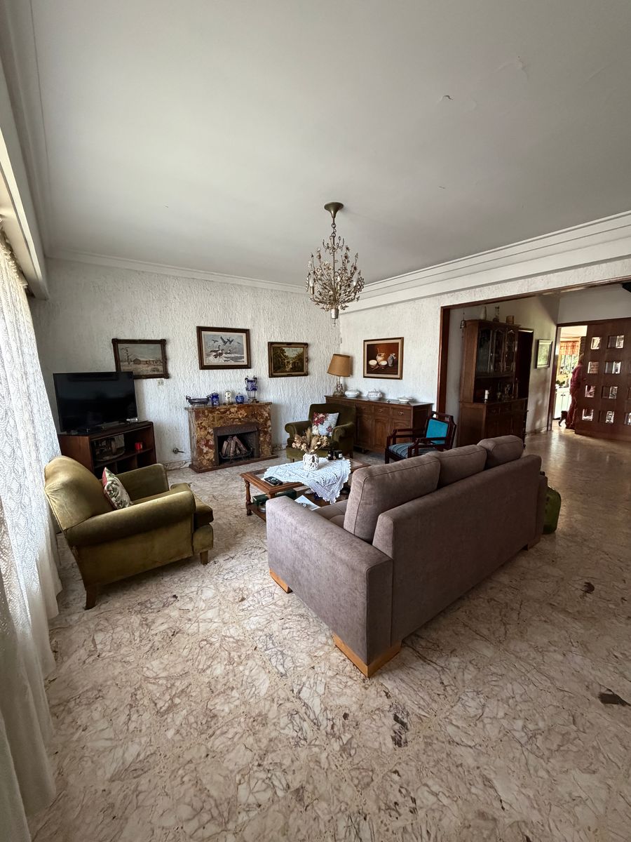 ¡La Casa Que Tu Familia Estaba Buscando en Banfield - 5