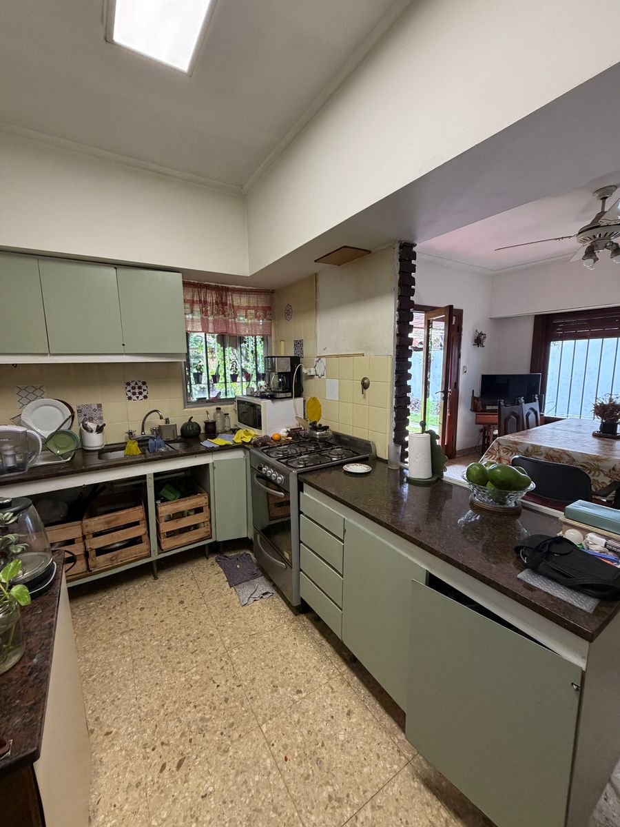 ¡La Casa Que Tu Familia Estaba Buscando en Banfield - 13