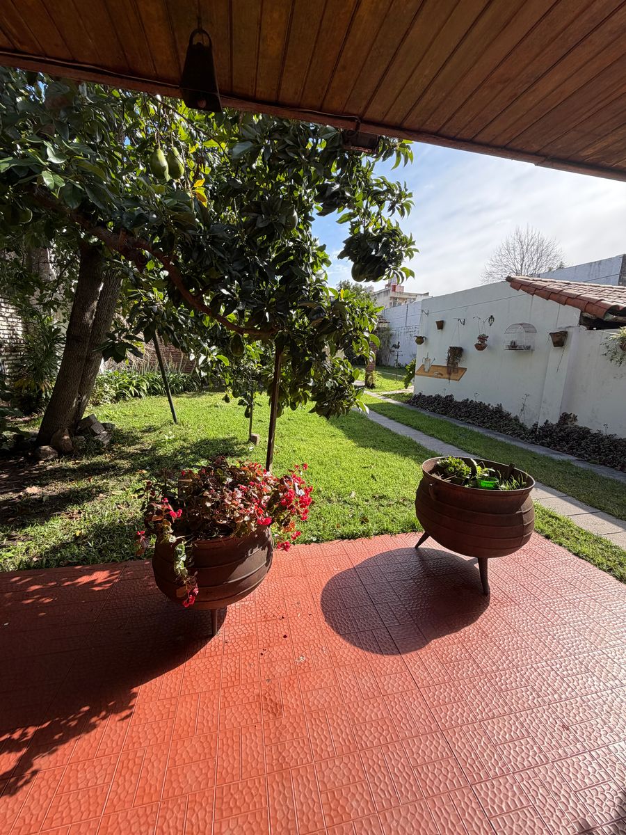 ¡La Casa Que Tu Familia Estaba Buscando en Banfield - 24