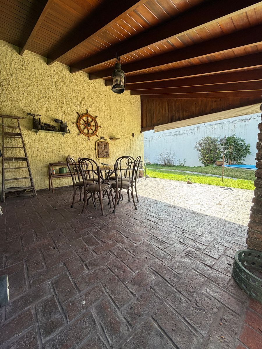 ¡La Casa Que Tu Familia Estaba Buscando en Banfield - 27