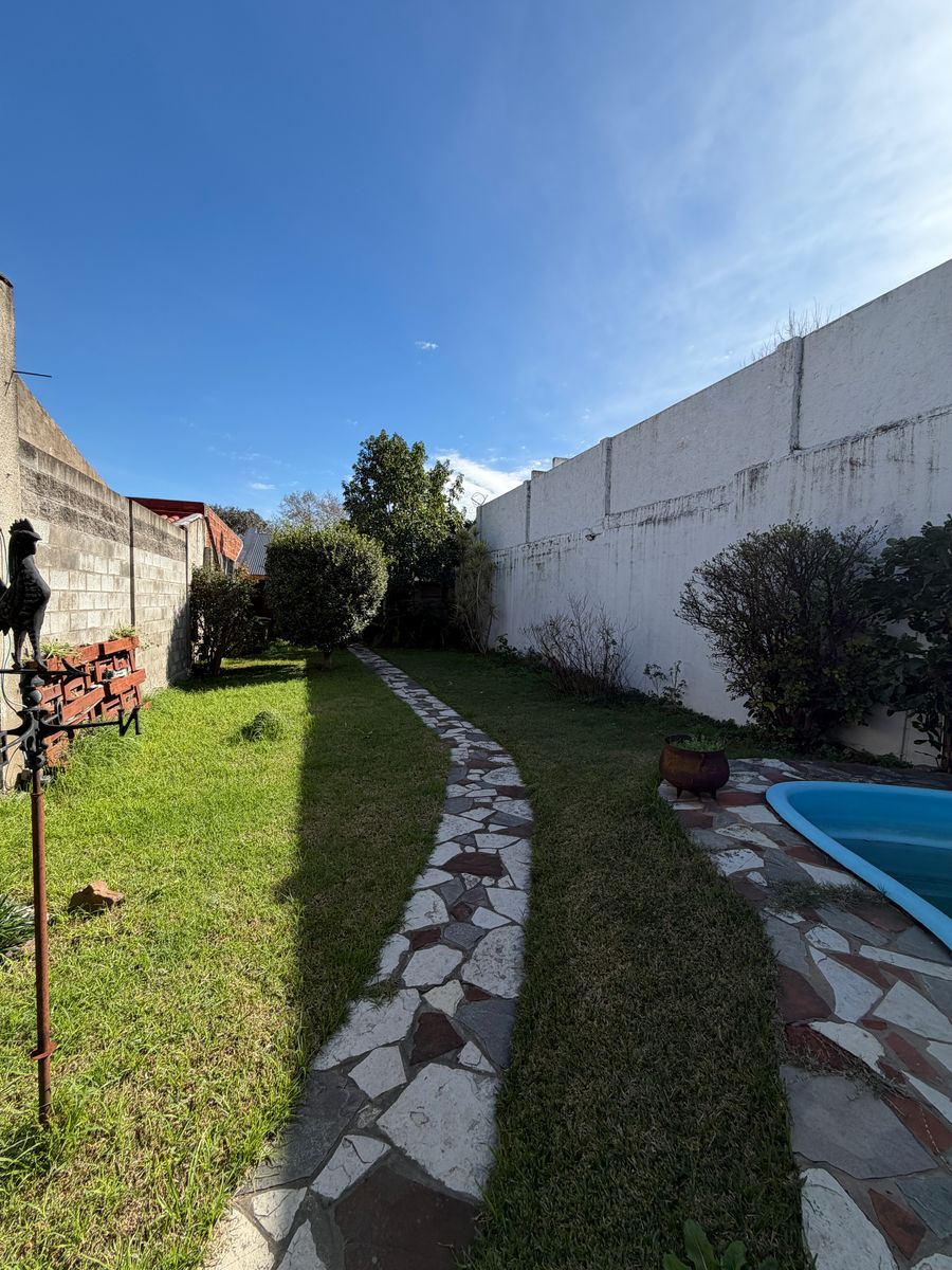 ¡La Casa Que Tu Familia Estaba Buscando en Banfield - 29