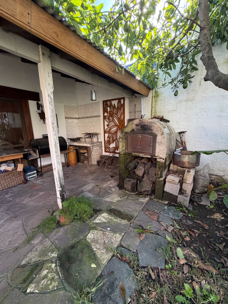 ¡La Casa Que Tu Familia Estaba Buscando en Banfield - 34