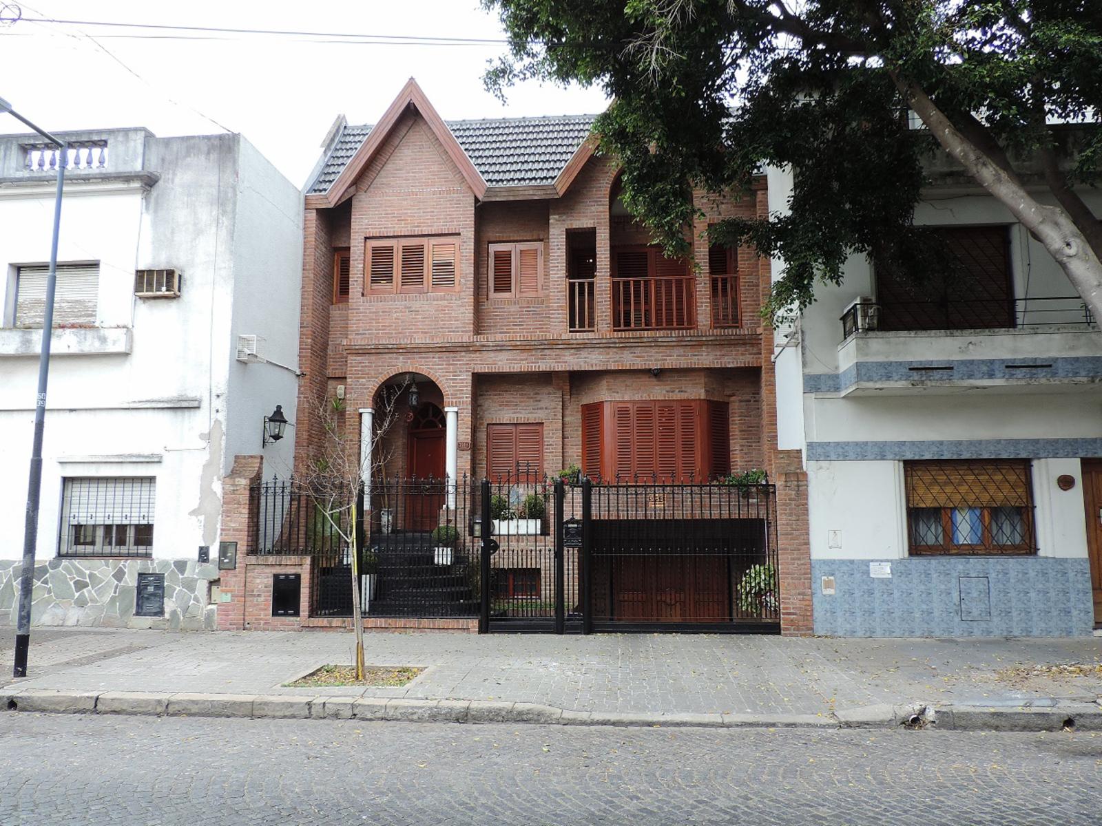 Excelente Casa de 5 Amb, Garage, Parque, Quincho - 5