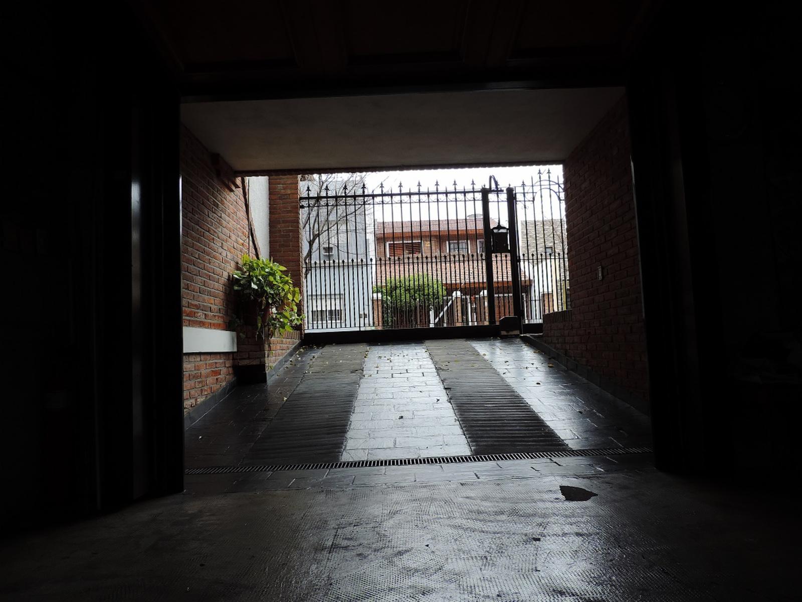 Excelente Casa de 5 Amb, Garage, Parque, Quincho - 6