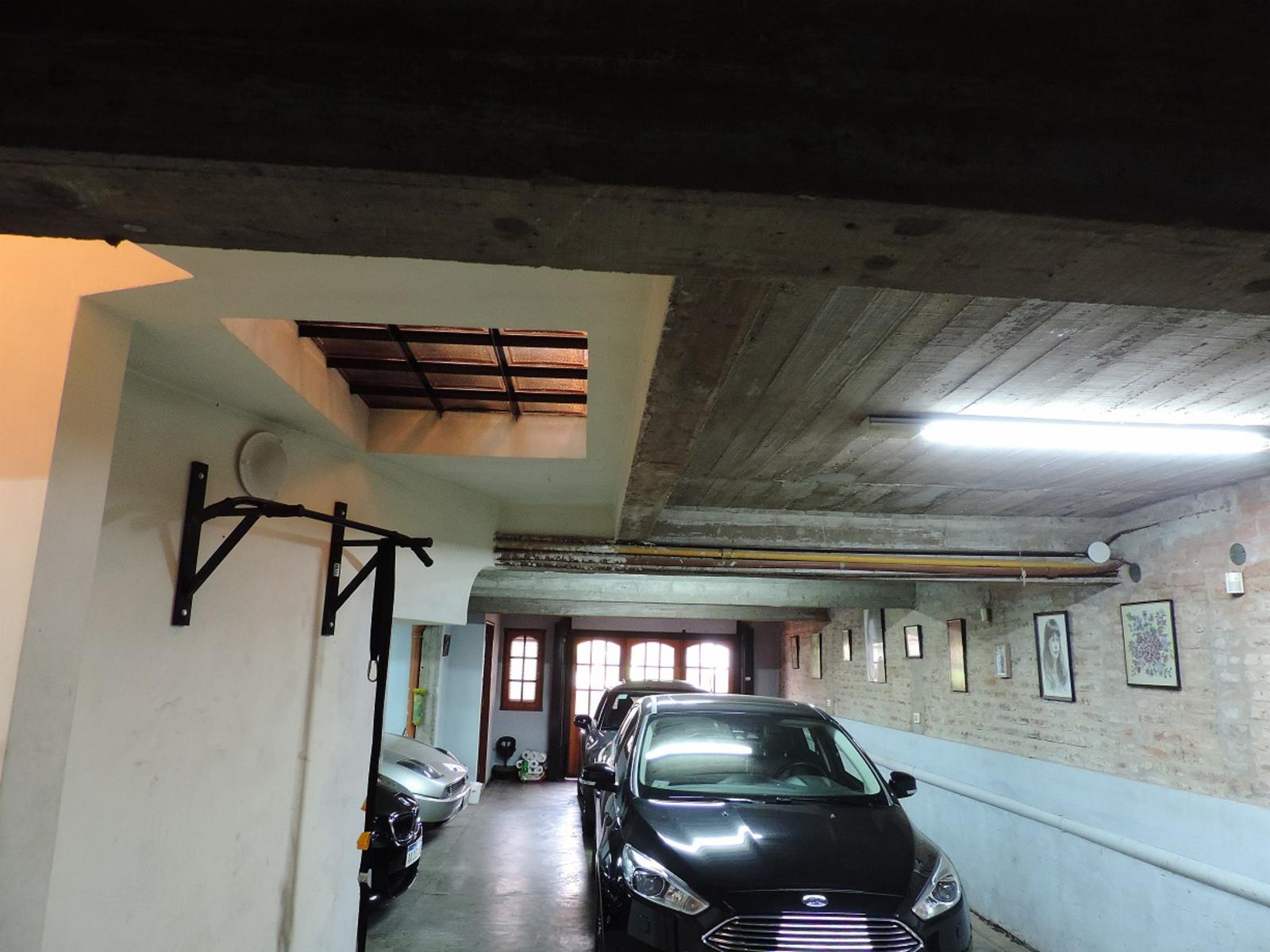 Excelente Casa de 5 Amb, Garage, Parque, Quincho - 8