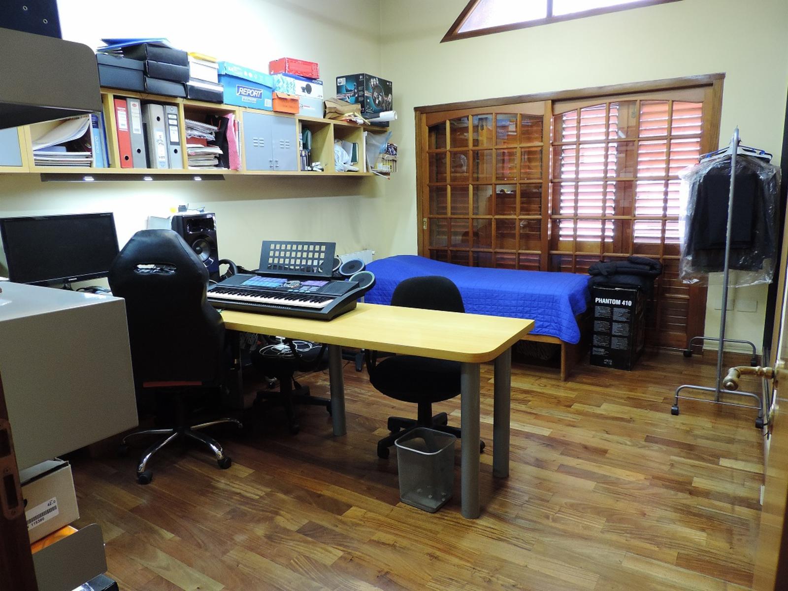 Excelente Casa de 5 Amb, Garage, Parque, Quincho - 10