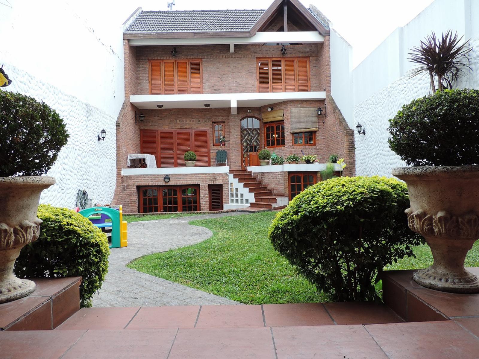 Excelente Casa de 5 Amb, Garage, Parque, Quincho - 15