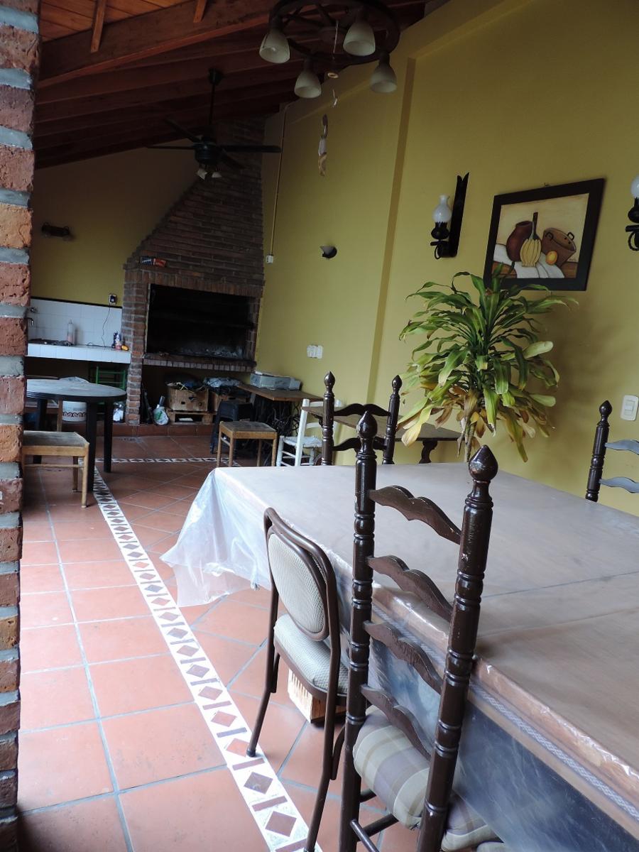 Excelente Casa de 5 Amb, Garage, Parque, Quincho - 16