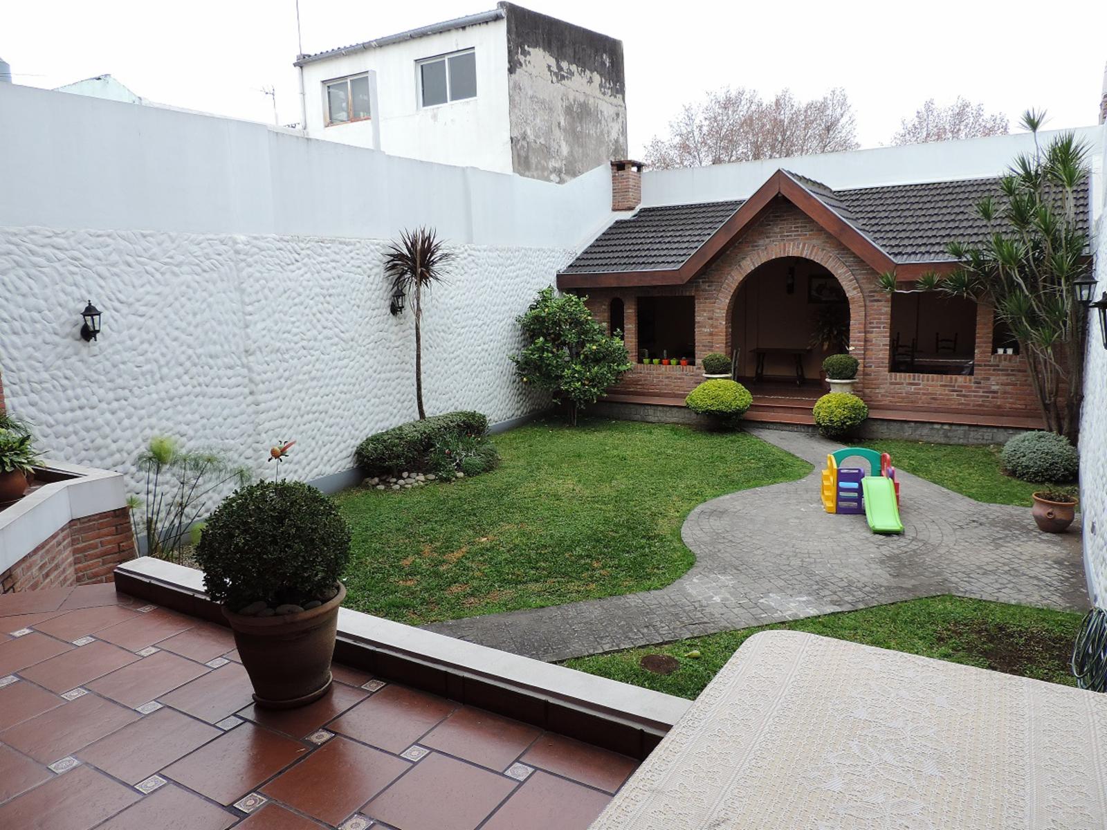 Excelente Casa de 5 Amb, Garage, Parque, Quincho - 17