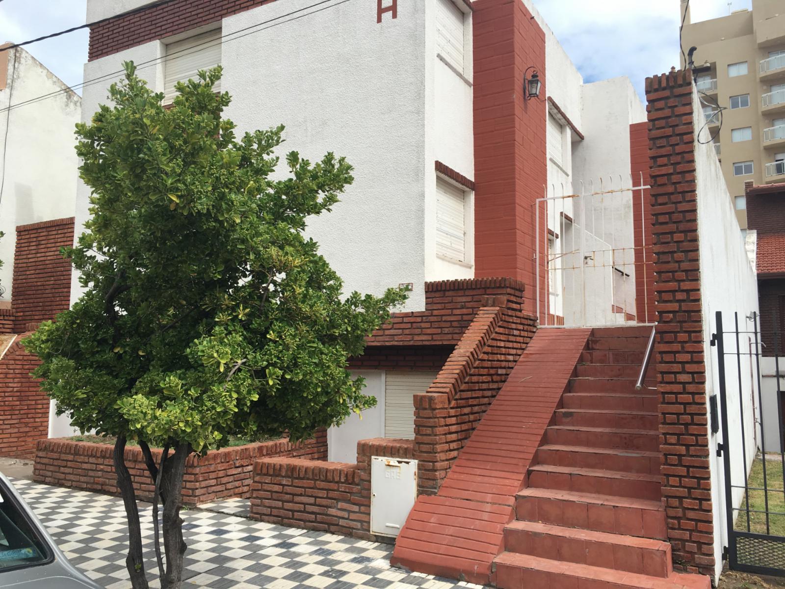 Departamento de 2 dormitorios, living-comedor, cocina, patio enlozado, parrilla y cochera, a 1 cuadra del mar y 2 de la peatonal