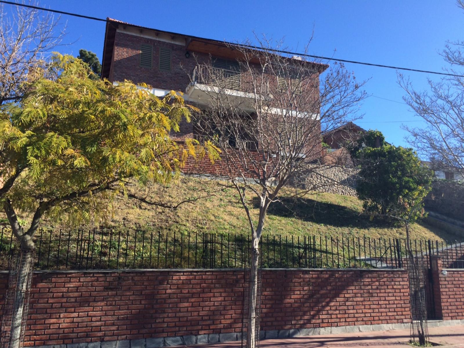 Importante Chalet de 5 dormitorios y 4 baños, con capacidad para 14 personas, a 4 cuadras del mar y 2 de la peatonal.