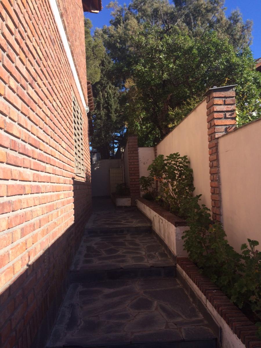 Importante Chalet de 5 dormitorios y 4 baños, con capacidad para 14 personas, a 4 cuadras del mar y 2 de la peatonal. — foto 3