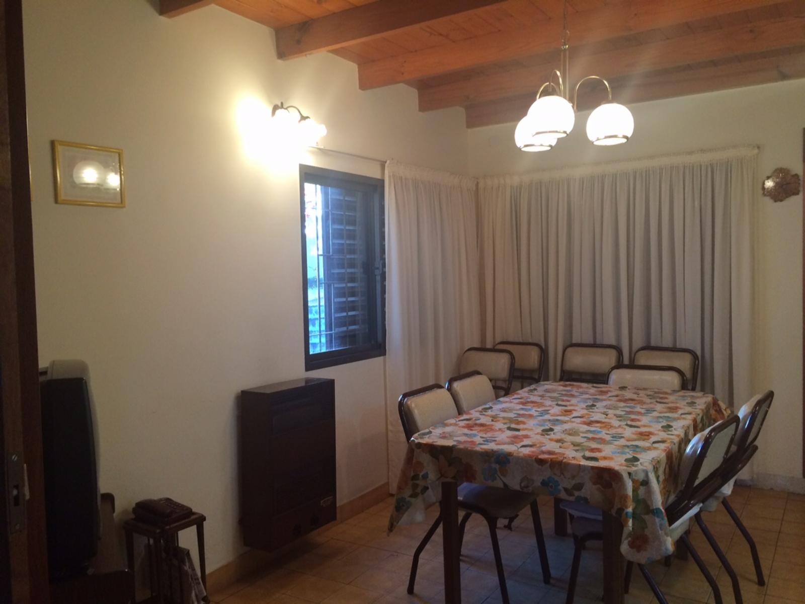 Importante Chalet de 5 dormitorios y 4 baños, con capacidad para 14 personas, a 4 cuadras del mar y 2 de la peatonal. — foto 8