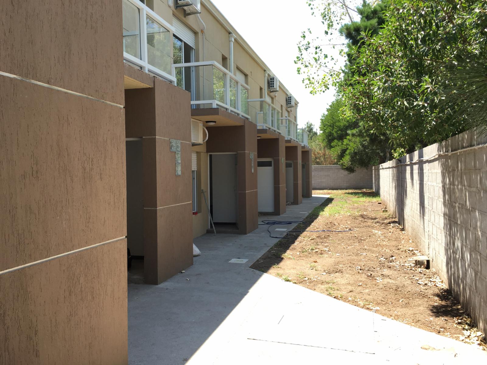 Duplex a estrenar de 2 dormitorios a 2 cuadras del mar y 18 de la peatonal, en zona arbolada, ideal para relajarse en un entorno natural. — foto 3