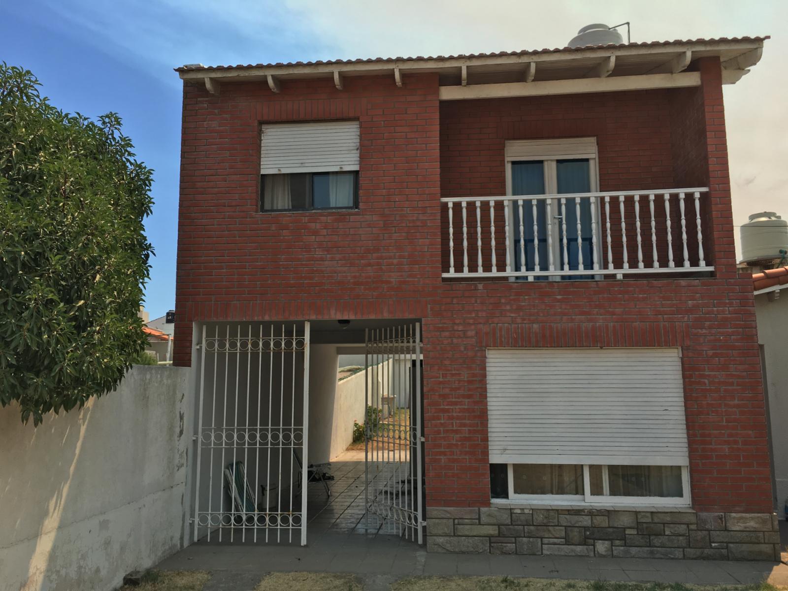 Casa de 3 dormitorios y dos baños a 1 cuadra del mar y de la peatonal.