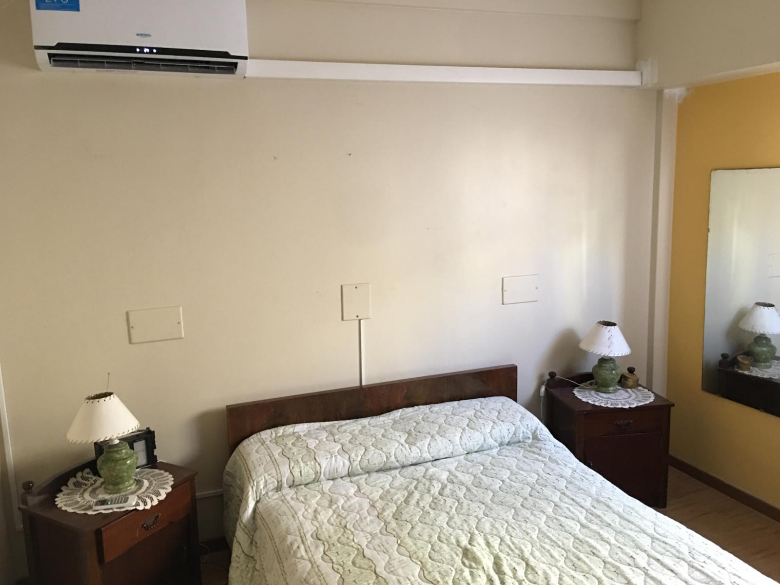 Departamento en Planta Baja de 1 dormitorio, cocina-comedor , patio con parrilla, baño y estacionamiento, a 1 cuadra del mar y 2 de la peatonal