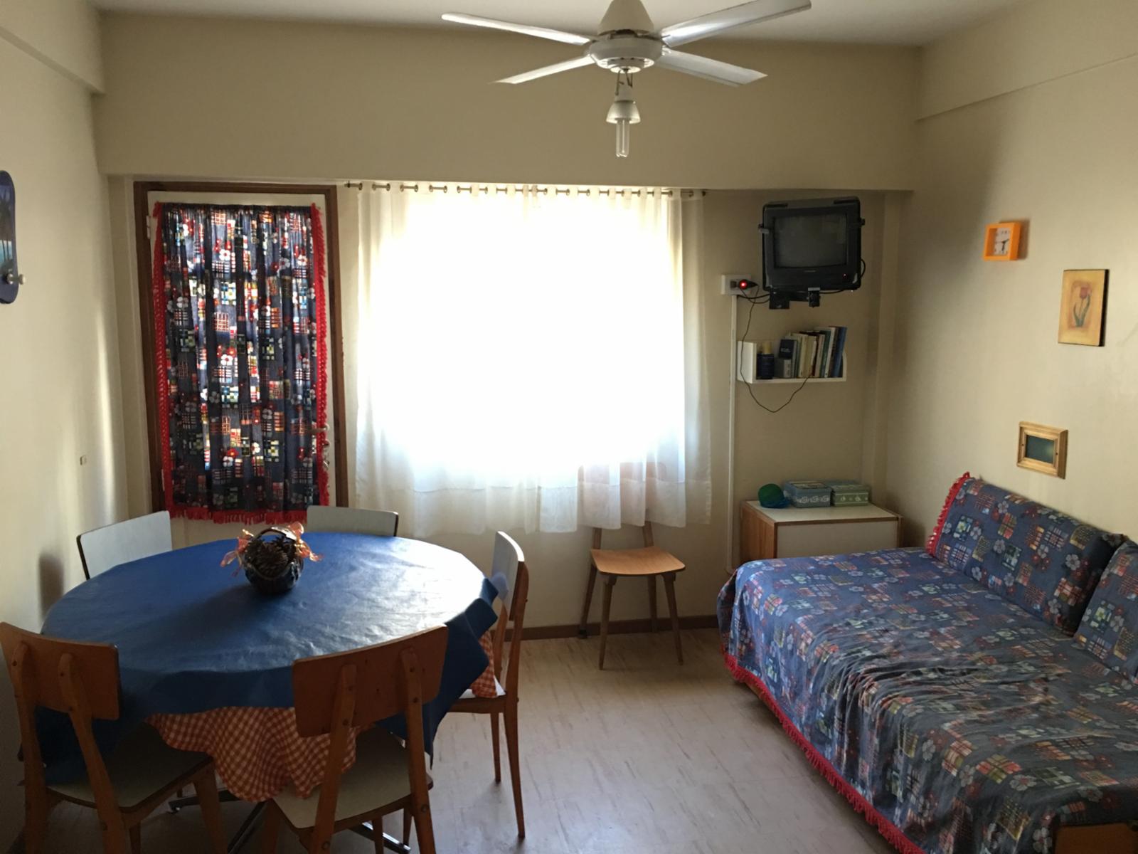 Departamento en Planta Baja de 1 dormitorio, cocina-comedor , patio con parrilla, baño y estacionamiento, a 1 cuadra del mar y 2 de la peatonal — foto 2
