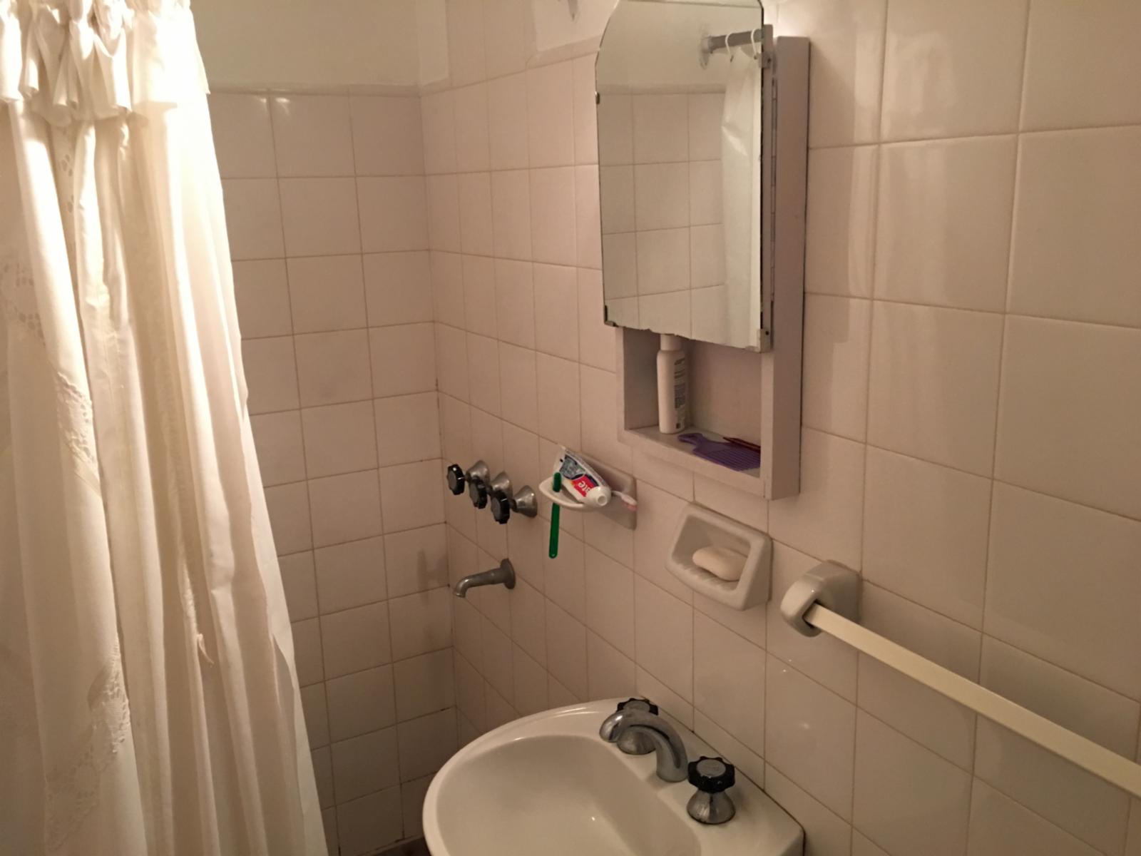 Departamento en Planta Baja de 1 dormitorio, cocina-comedor , patio con parrilla, baño y estacionamiento, a 1 cuadra del mar y 2 de la peatonal — foto 4