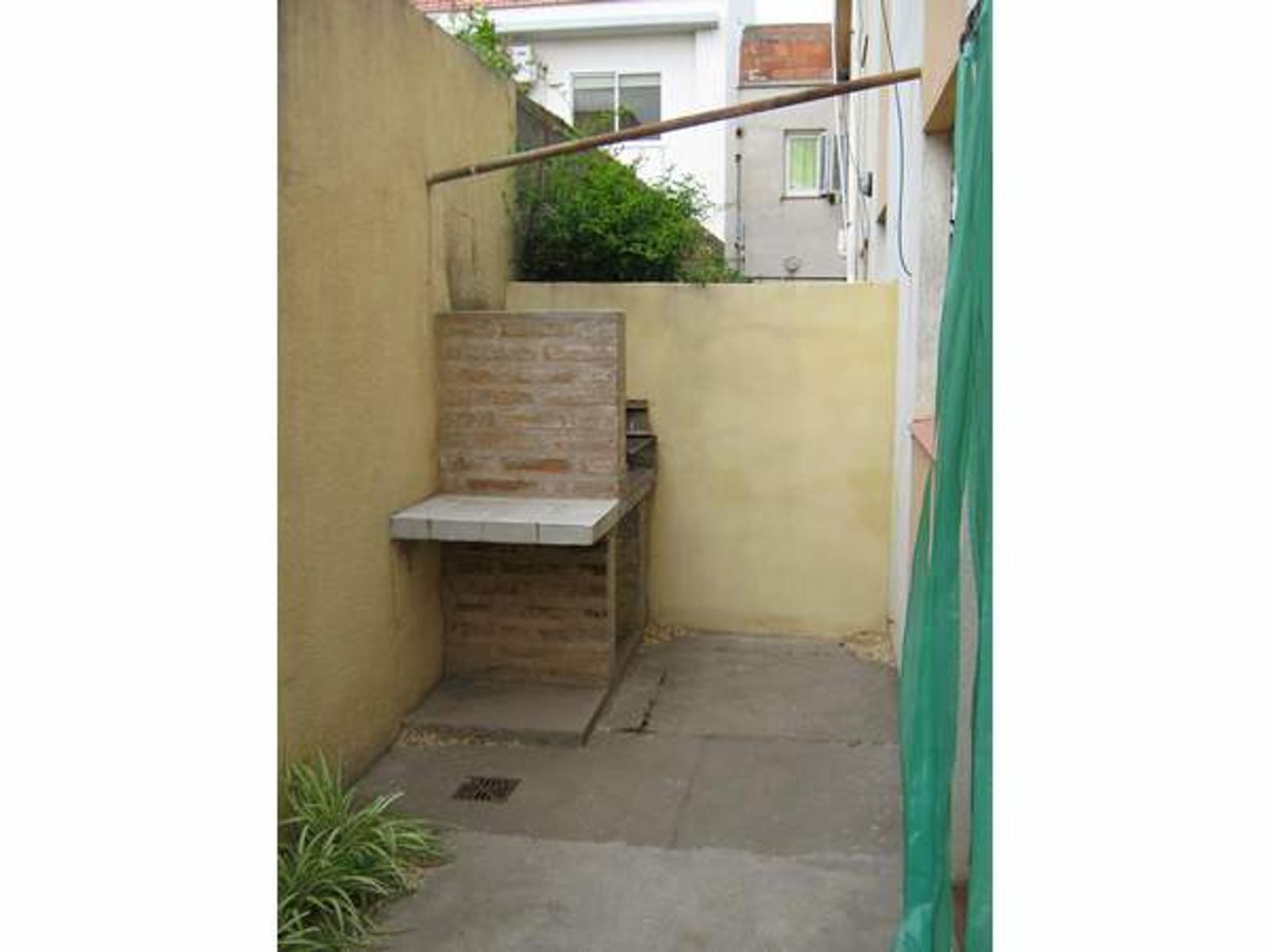 Departamento en Planta Baja de 1 dormitorio, cocina-comedor , patio con parrilla, baño y estacionamiento, a 1 cuadra del mar y 2 de la peatonal — foto 6