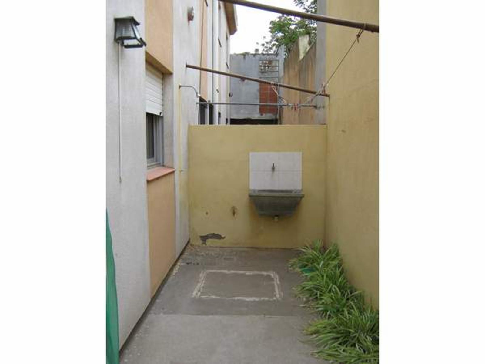 Departamento en Planta Baja de 1 dormitorio, cocina-comedor , patio con parrilla, baño y estacionamiento, a 1 cuadra del mar y 2 de la peatonal — foto 7