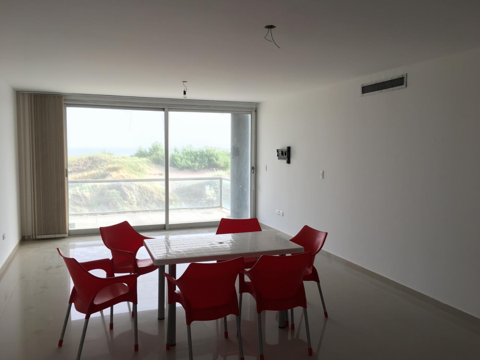 Semipiso frente al mar, de tres dormitorios y tres baños, cocina, amplio living-comedor, dos cocheras, parrilla, SUM, espejo de agua , en Monte Hermoso