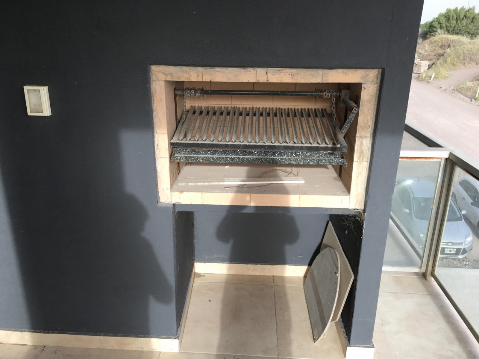Semipiso frente al mar, de tres dormitorios y tres baños, cocina, amplio living-comedor, dos cocheras, parrilla, SUM, espejo de agua , en Monte Hermoso — foto 3