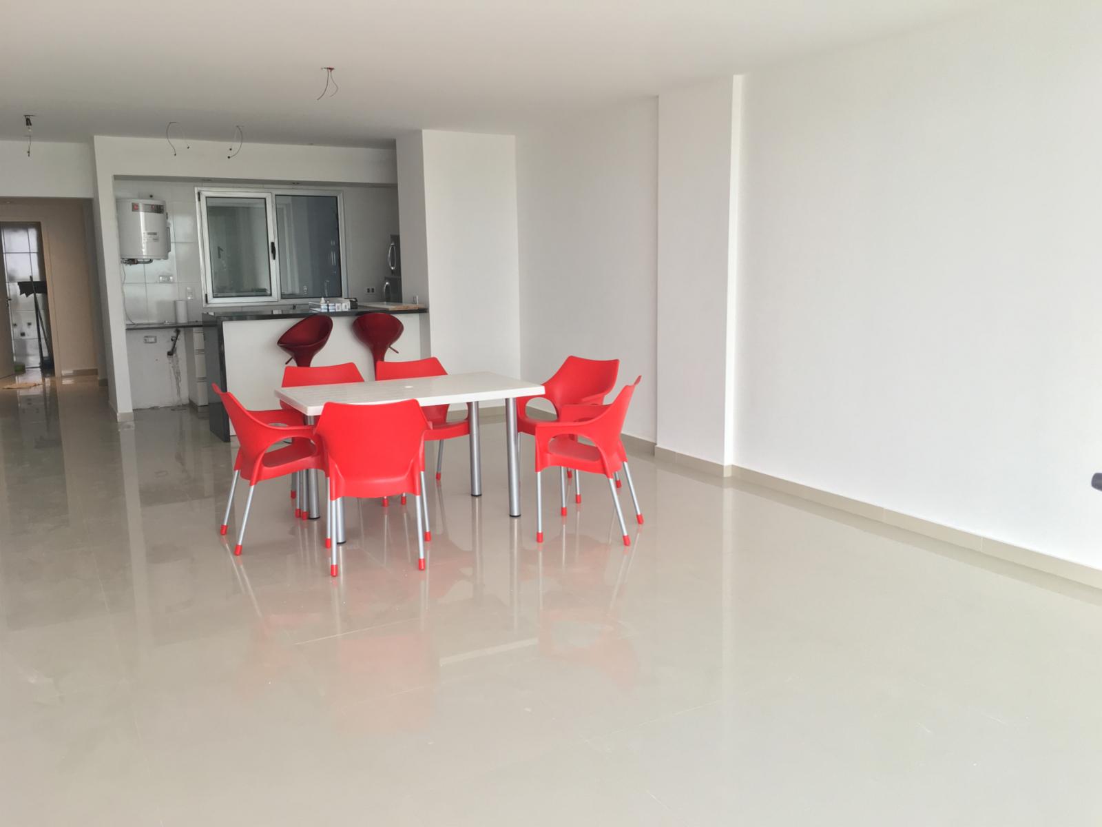 Semipiso frente al mar, de tres dormitorios y tres baños, cocina, amplio living-comedor, dos cocheras, parrilla, SUM, espejo de agua , en Monte Hermoso — foto 5