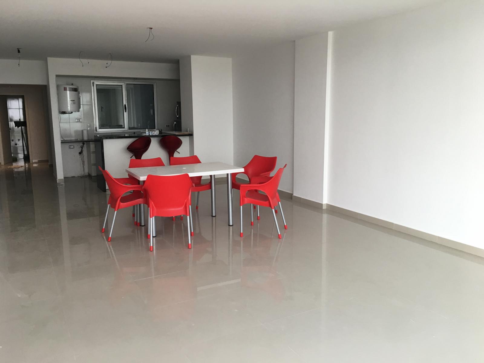 Semipiso frente al mar, de tres dormitorios y tres baños, cocina, amplio living-comedor, dos cocheras, parrilla, SUM, espejo de agua , en Monte Hermoso — foto 6